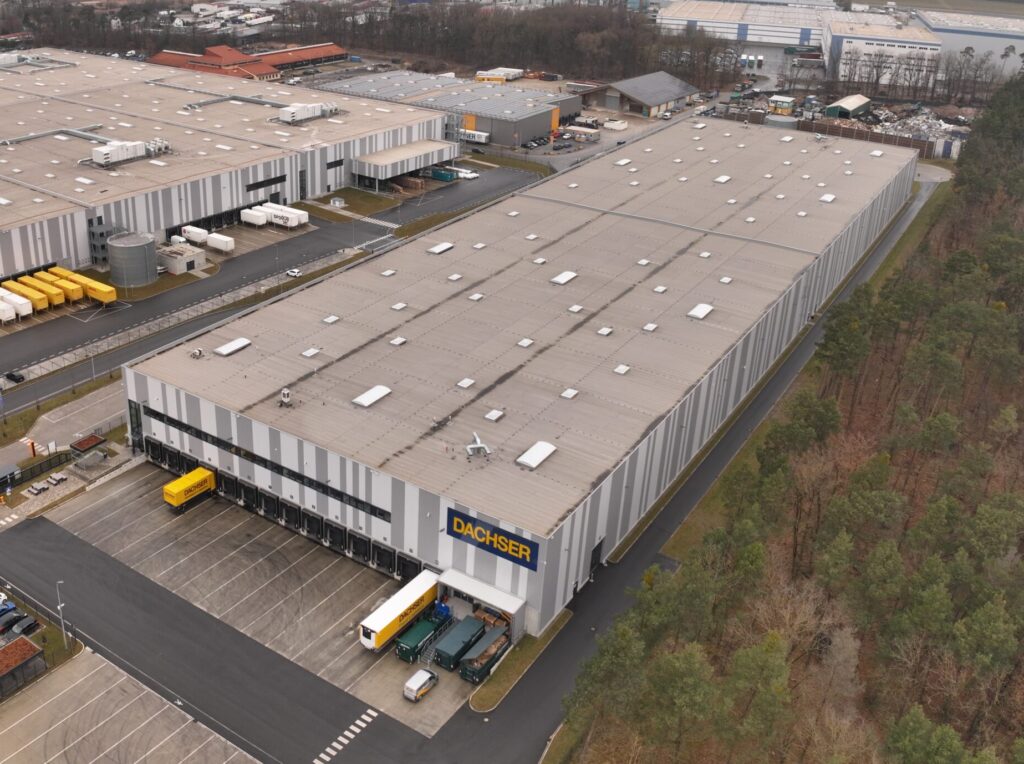 Drohnenaufnahme einer Logistikhalle — Dachvermessung per Photogrammetrie für PV-Planung